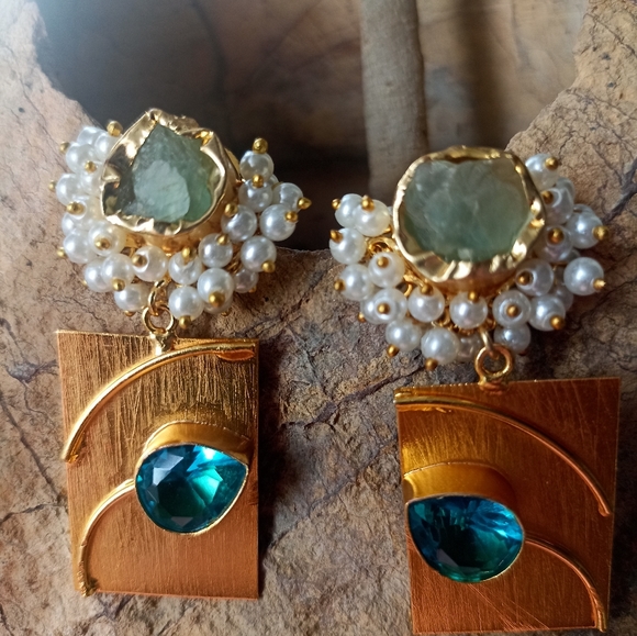 Very beautiful handmade gold plated stone studded drop earrings - Picture 7 of 9